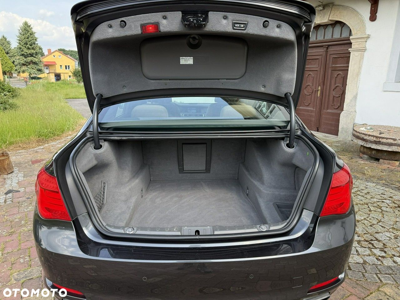 BMW Seria 7 750i - 8