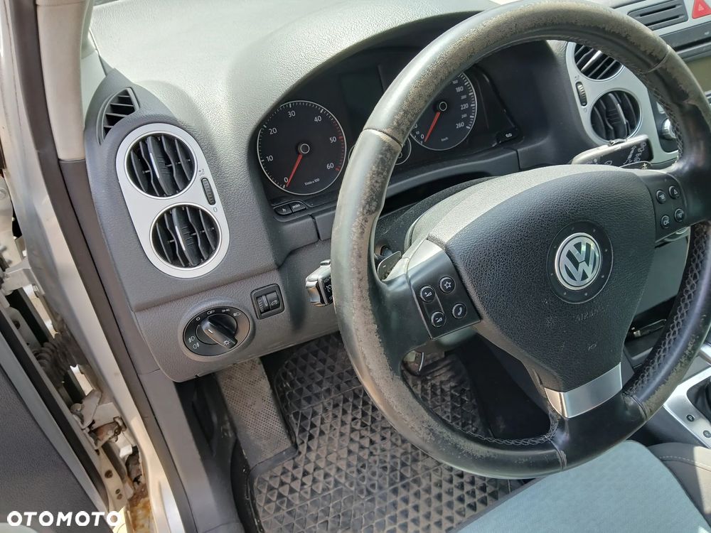 volkswagen golf plus cross fotel fotele kanapa deska kokpit podsufitka boczek boczki klamka podłokietnik - 4