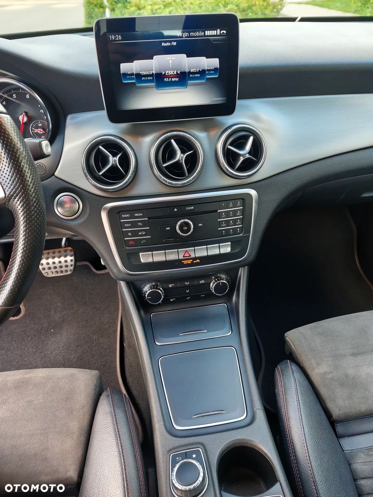 Mercedes-Benz CLA 180 7G-DCT AMG Line - 22