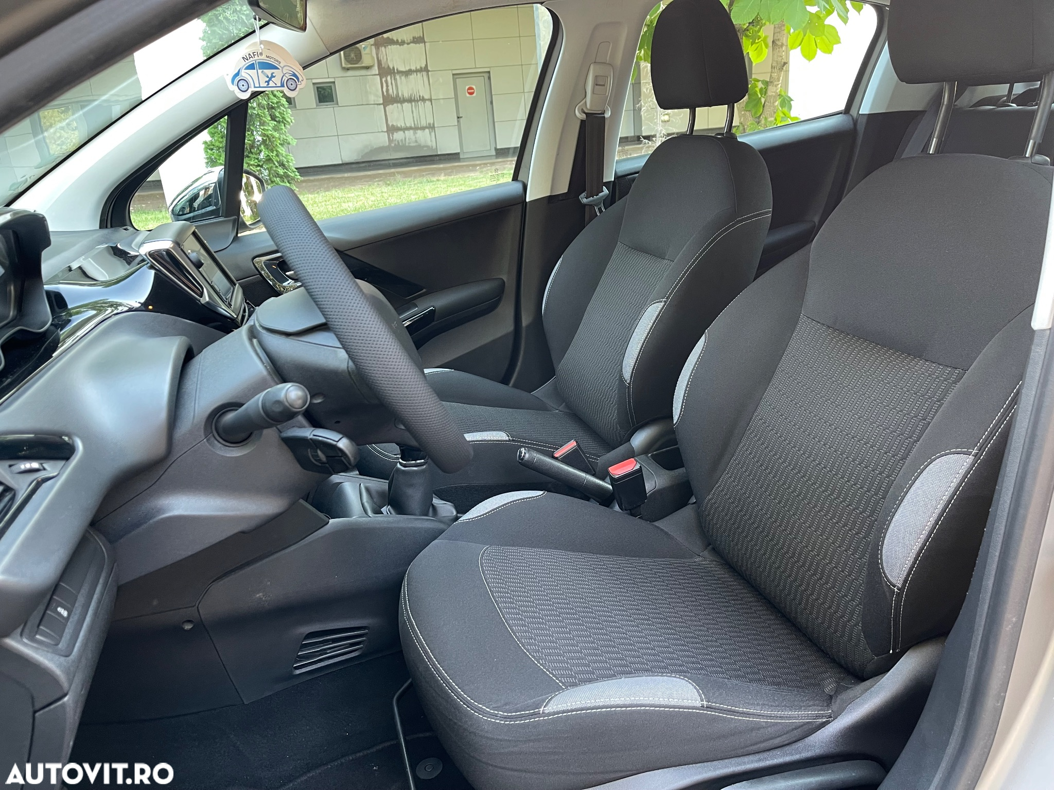 Peugeot 208 1.2 L PureTech Allure - 8