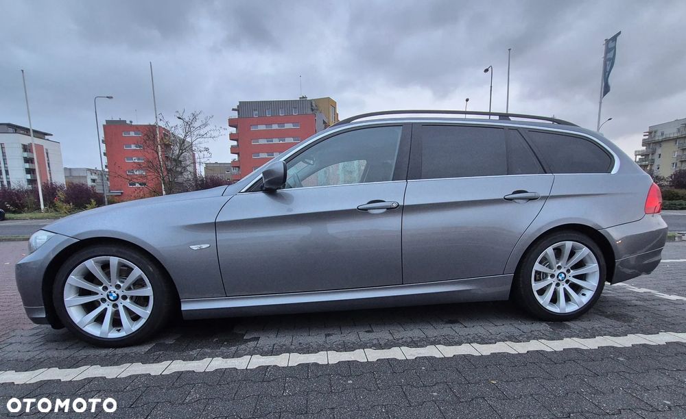 BMW Seria 3 325i xDrive Touring - 10