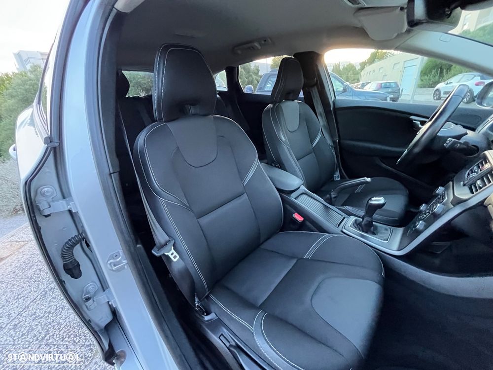 Volvo V40 2.0 D3 Momentum - 24