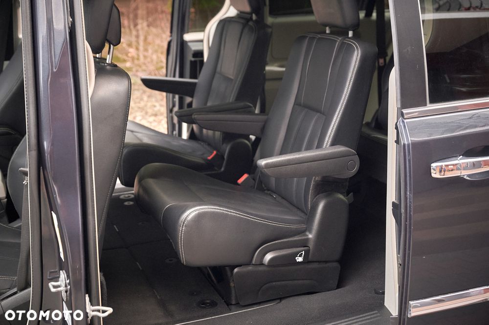 Chrysler Town & Country 3.6 Limited - 26