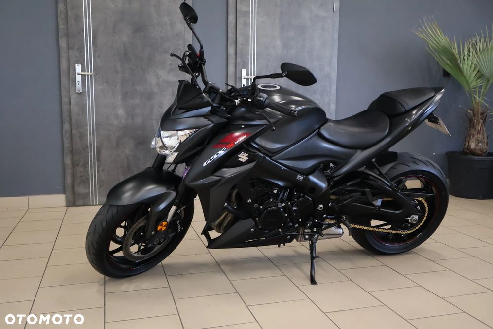 Suzuki GSX - 17