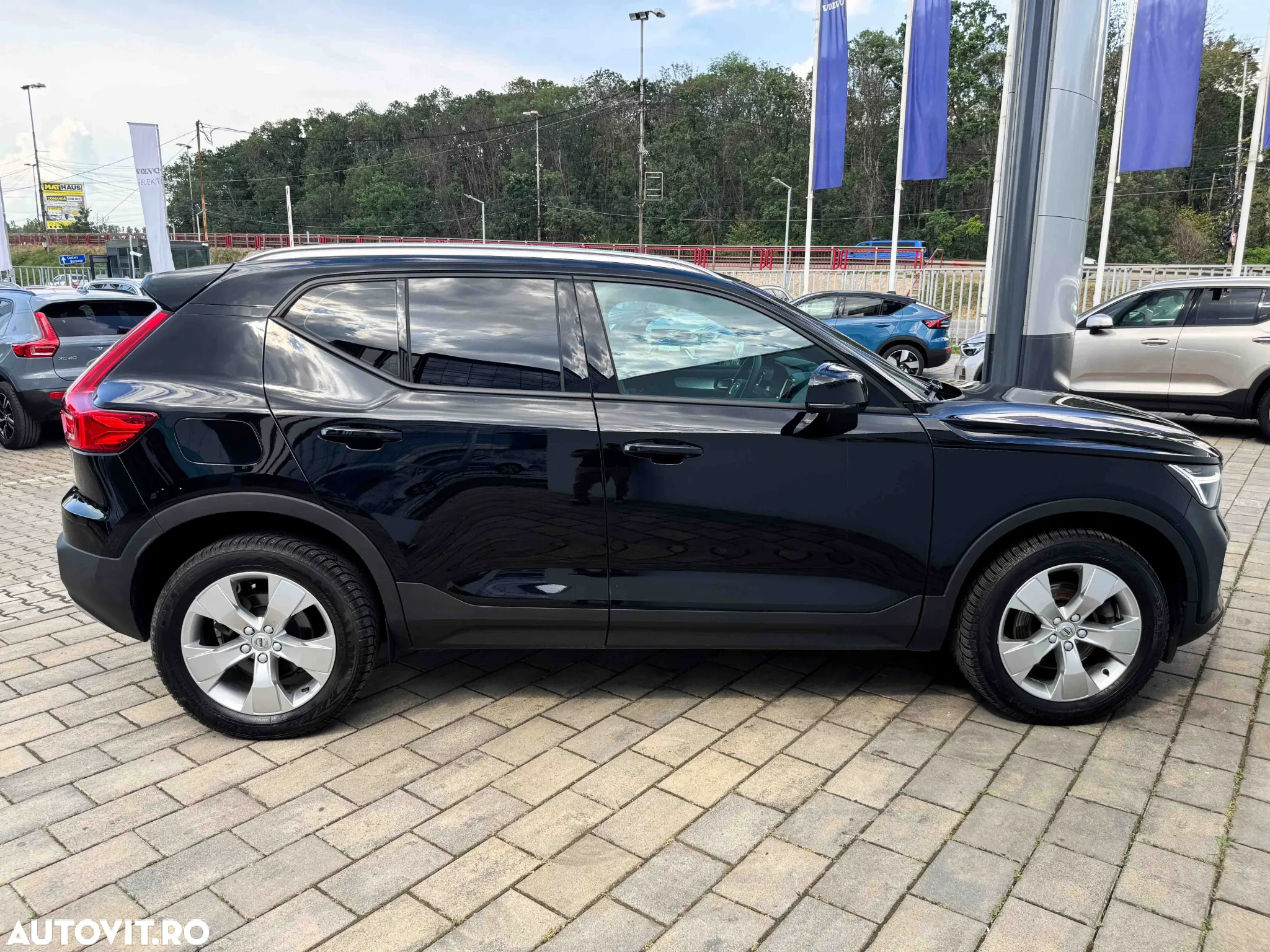 Volvo XC 40 B4 AT8 AWD Mild Hybrid Momentum Pro - 11