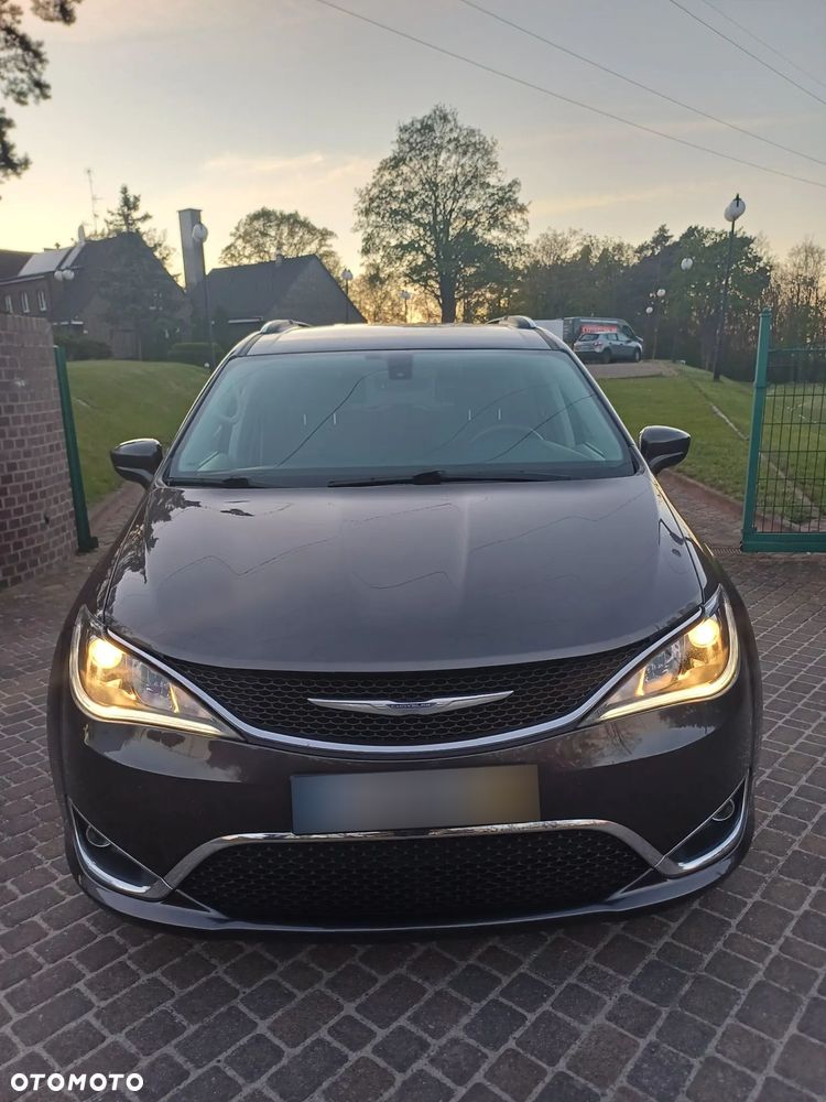 Chrysler Pacifica - 3