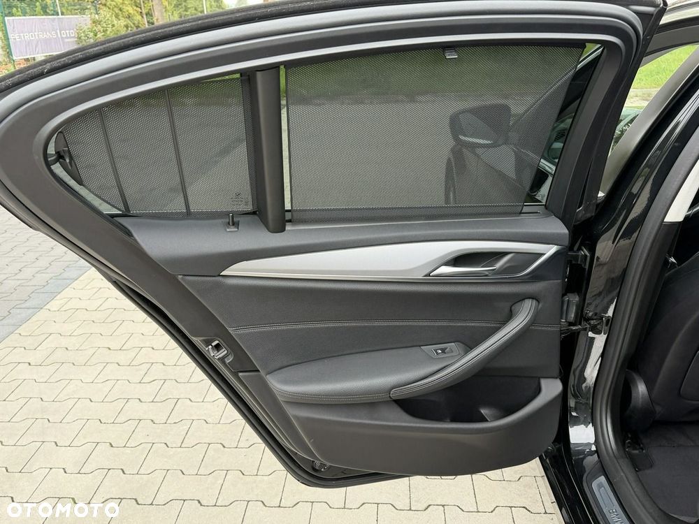 BMW Seria 5 518d - 32