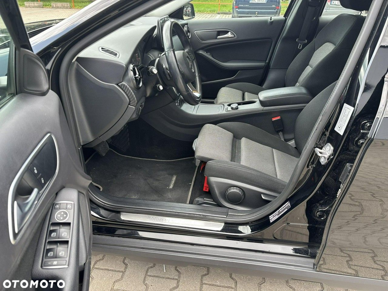 Mercedes-Benz GLA 180 7G-DCT - 11