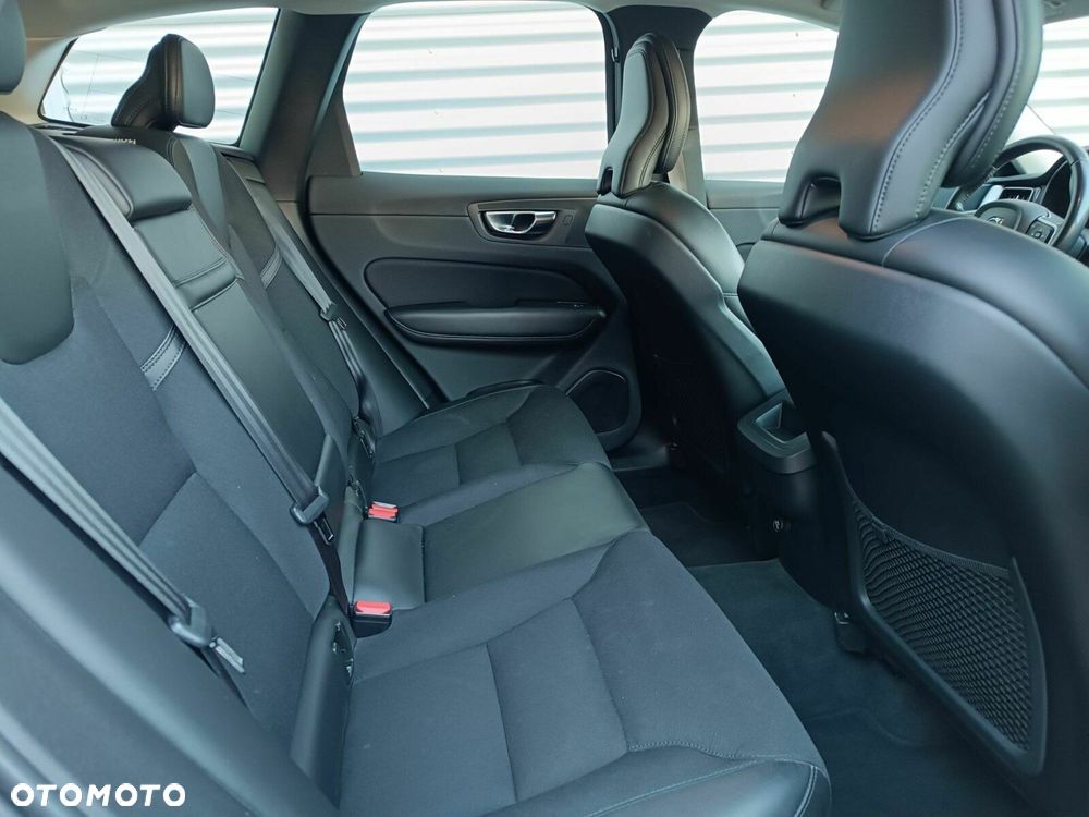 Volvo XC 60 T4 Momentum Pro - 26