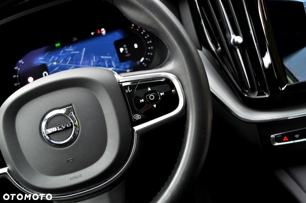 Volvo XC 60 B4 B Plus Dark - 24