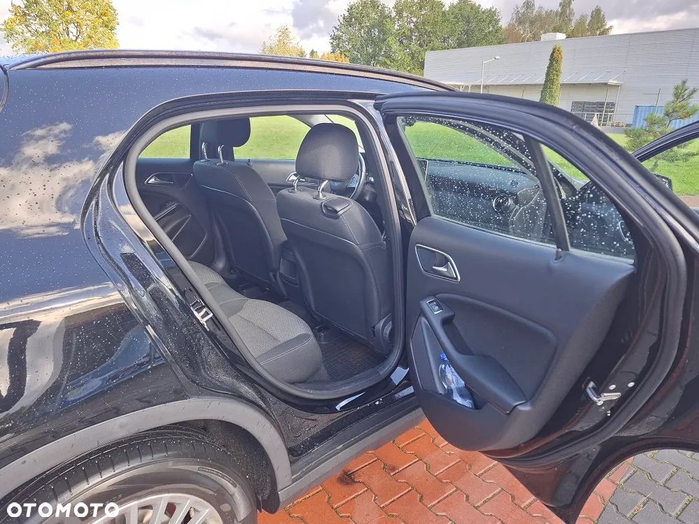 Mercedes-Benz GLA 180 7G-DCT Urban - 18