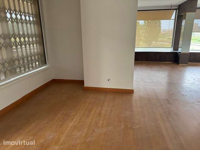 Espaço Comercial R/C pronto a utilizar Torre da Marinha -Seixal - Grande imagem: 5/5