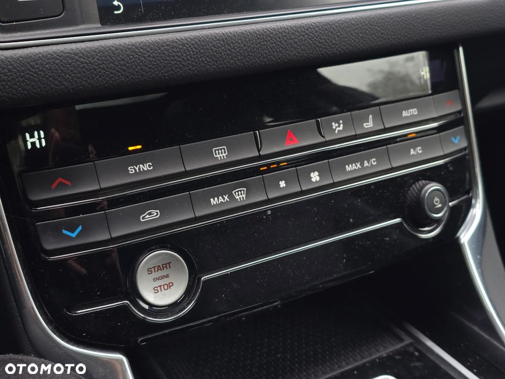 Jaguar XF 2.0 i4D AWD R-Sport - 30