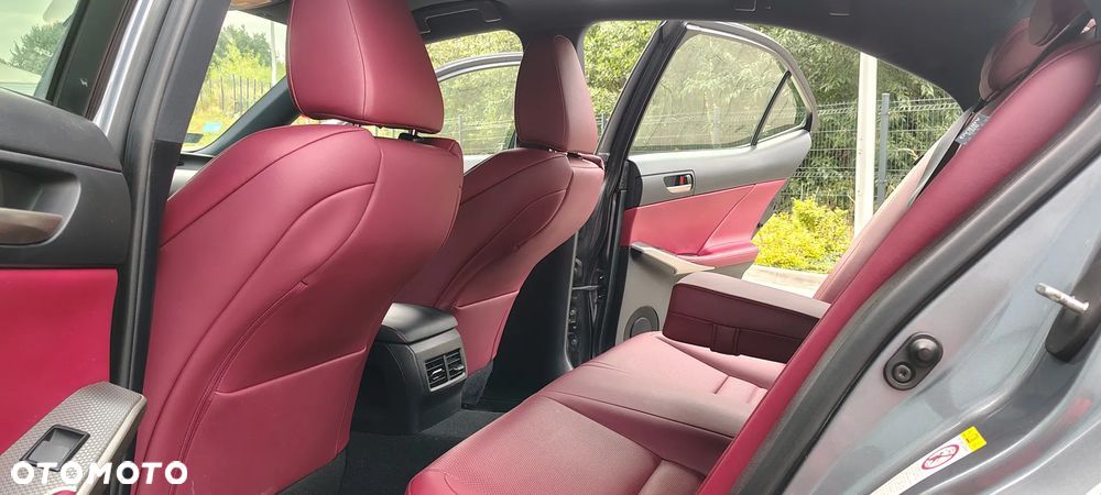 Lexus IS 200t / 300 F Sport - 12