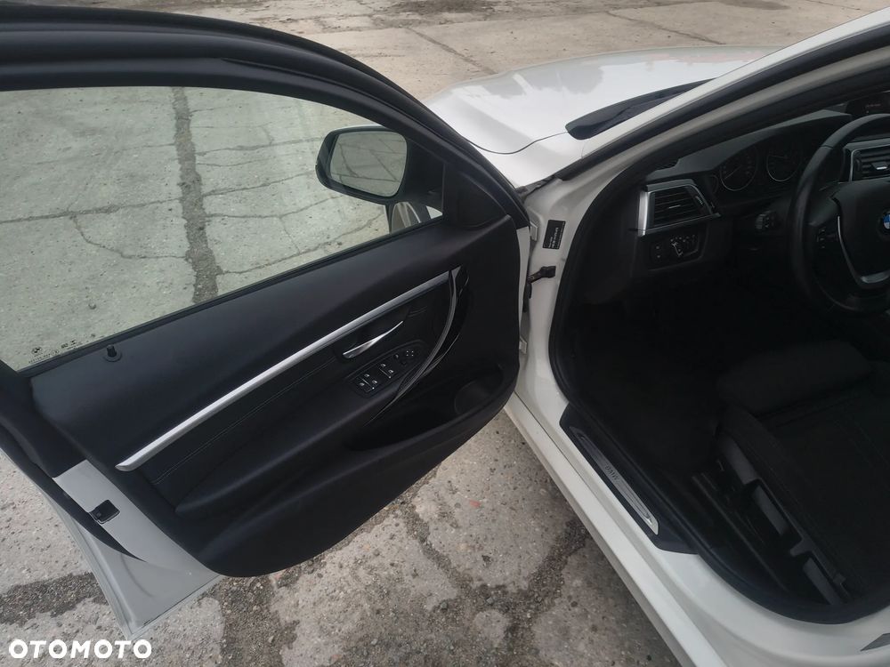 BMW Seria 3 320d Touring Sport Line - 29