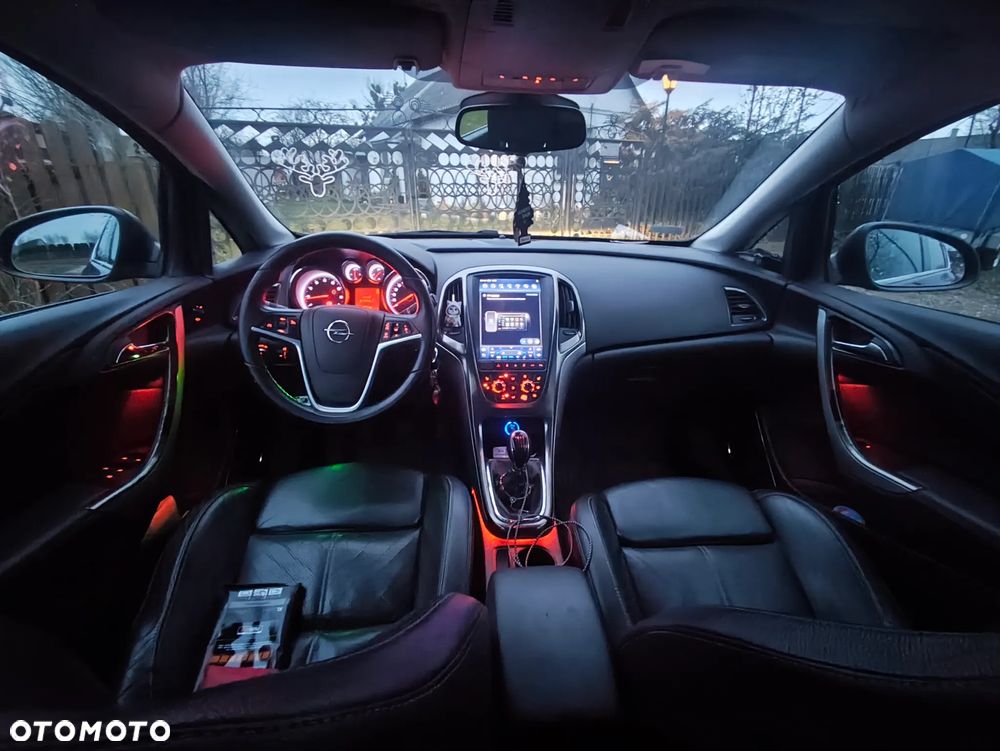 Opel Astra 1.6 T Cosmo - 11