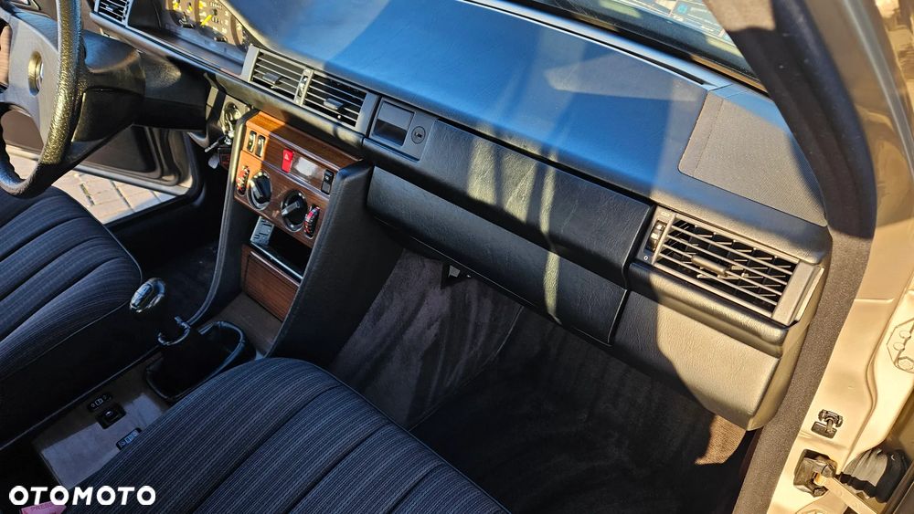 Mercedes-Benz W124 (1984-1993) - 30