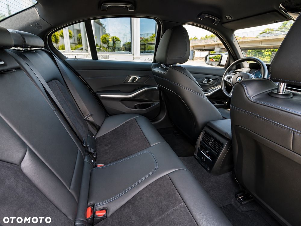 BMW Seria 3 318i M Sport - 13