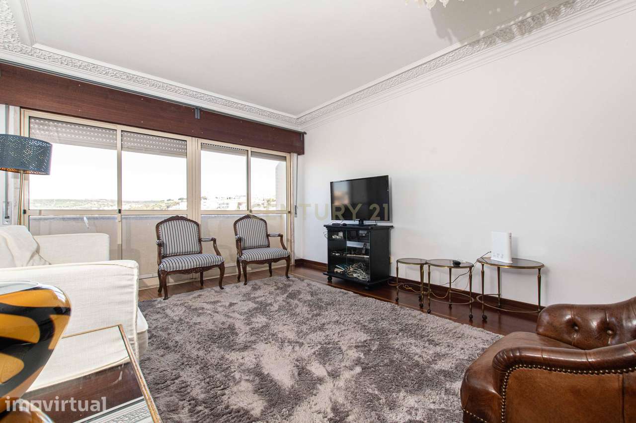 T4 Duplex com Vista Desafogada e Garagem | Linda-a-Velha - Grande imagem: 3/32