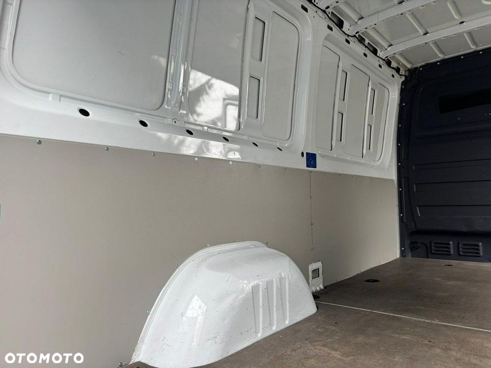 Mercedes-Benz Sprinter - 14