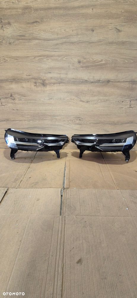 CAPTUR II LIFT SYMBIOZ LAMPA PRZÓD LEWA LUB PRWA LED 24-