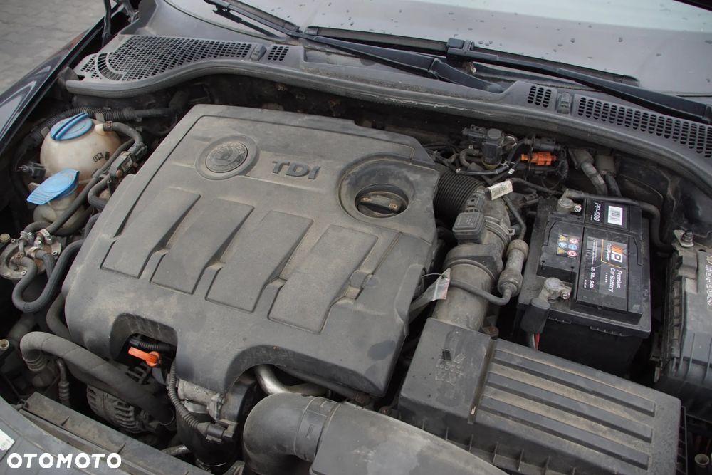 Auto na części - Skoda Octavia II Lift 1.6 TDI 105 KM CAYC LHW LF9R 2012R Silnik Skrzynia Drzwi Maska Błotnik Klapa Zderzak Lampa Lusterko Klamka Szyba Deska Kokpit Sterownik Moduł Czujnik Licznik Wyświetlacz Panel Kierownica - 17