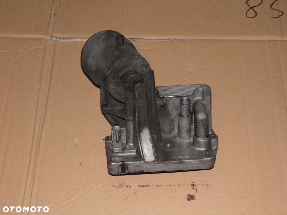 VW T5 2.5TDI 03- PODSTAWA OLEJU FILTRA Z CHŁODNICZKĄ - 2