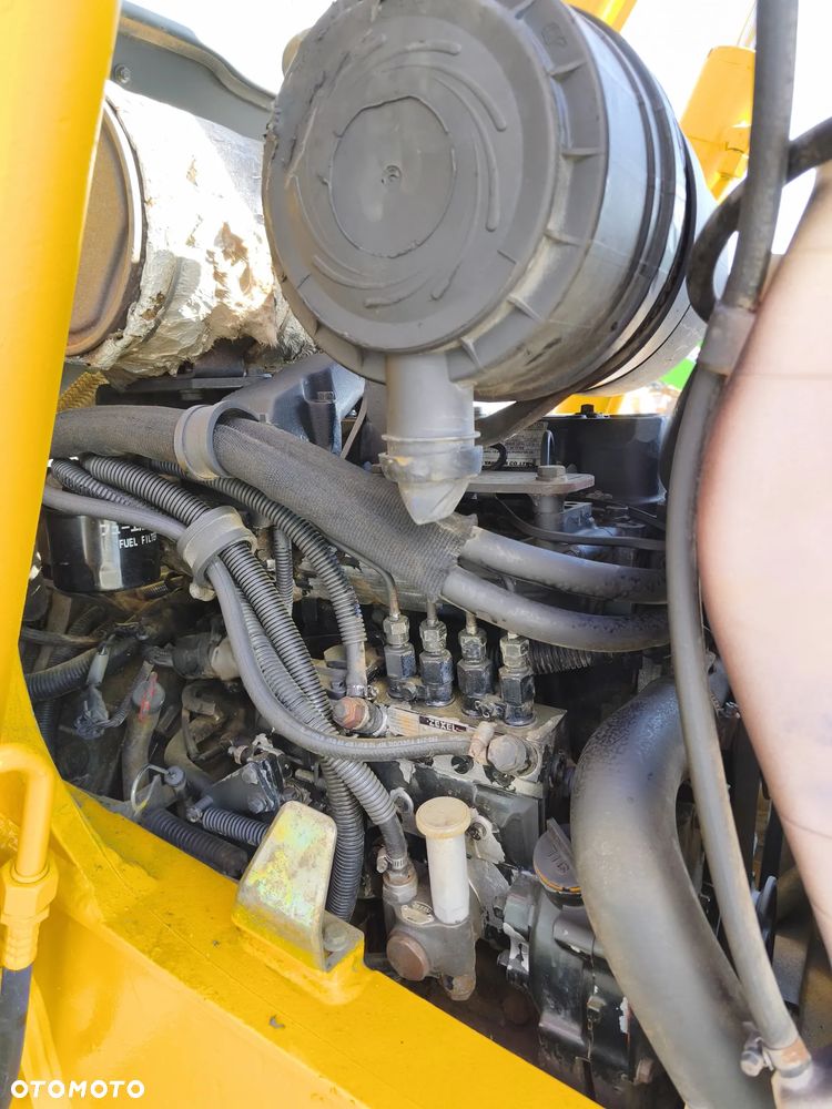 Komatsu WB93R-2 - 10