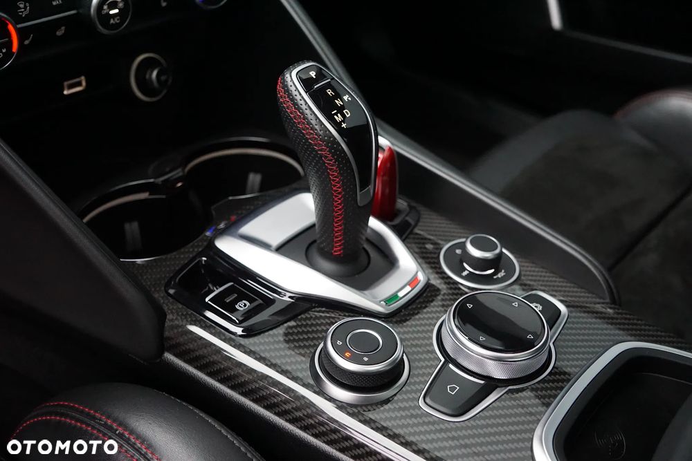 Alfa Romeo Giulia 2.0 Turbo 16V AT8-Q4 Veloce Ti - 24