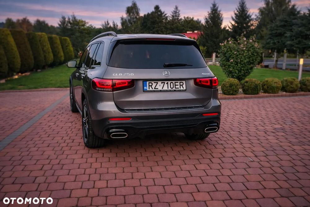 Mercedes-Benz GLB 250 4-Matic AMG Line 8G-DCT - 4