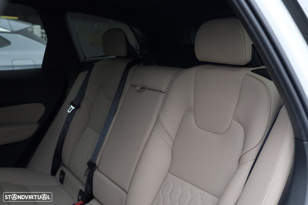 Volvo XC 60 2.0 T6 PHEV Plus Dark AWD - 12
