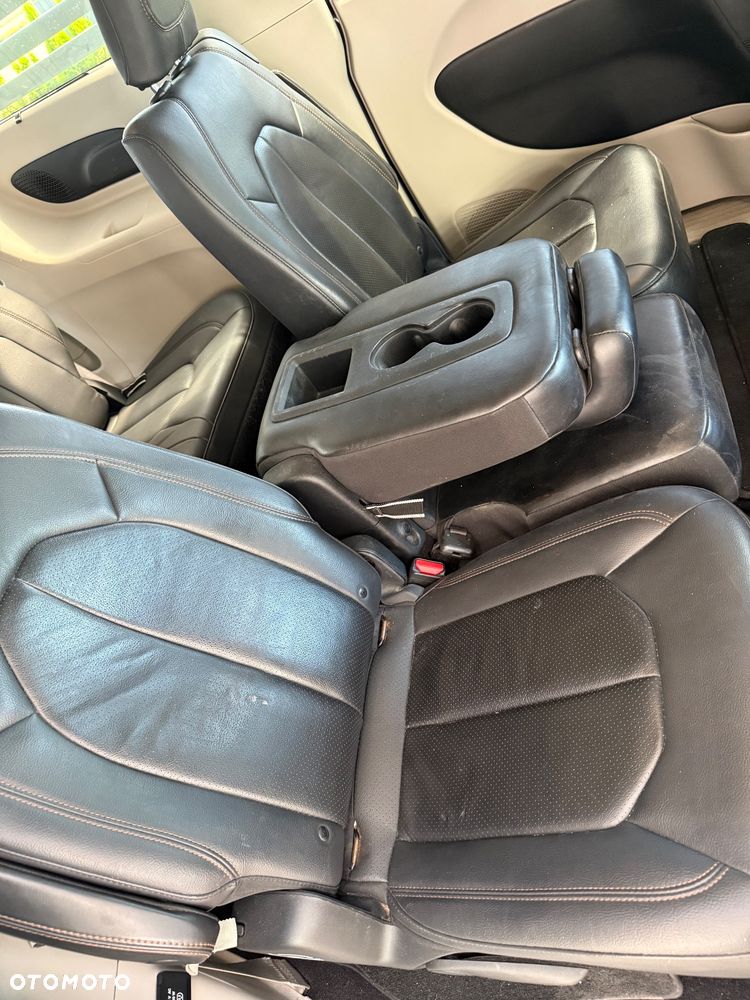 Chrysler Pacifica - 24
