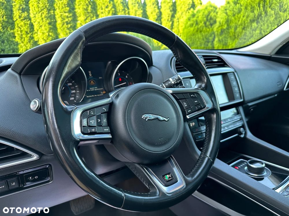 Jaguar F-Pace 20d R-Sport - 22