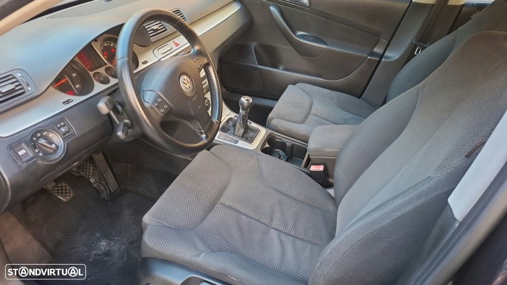 VW Passat 2.0 TDI Confortline - 11