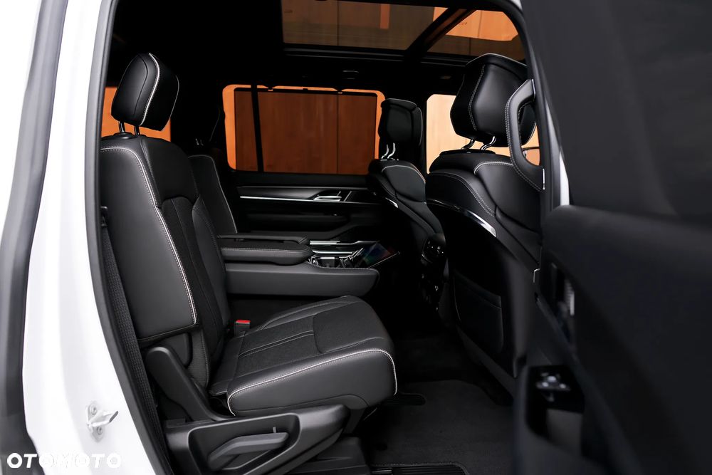 Jeep Grand Wagoneer - 27