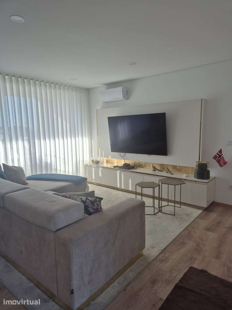 Arrenda-se T2 de luxo com terraço - Grande imagem: 3/13