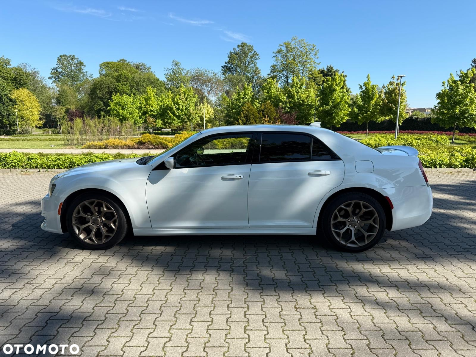 Chrysler 300s - 10