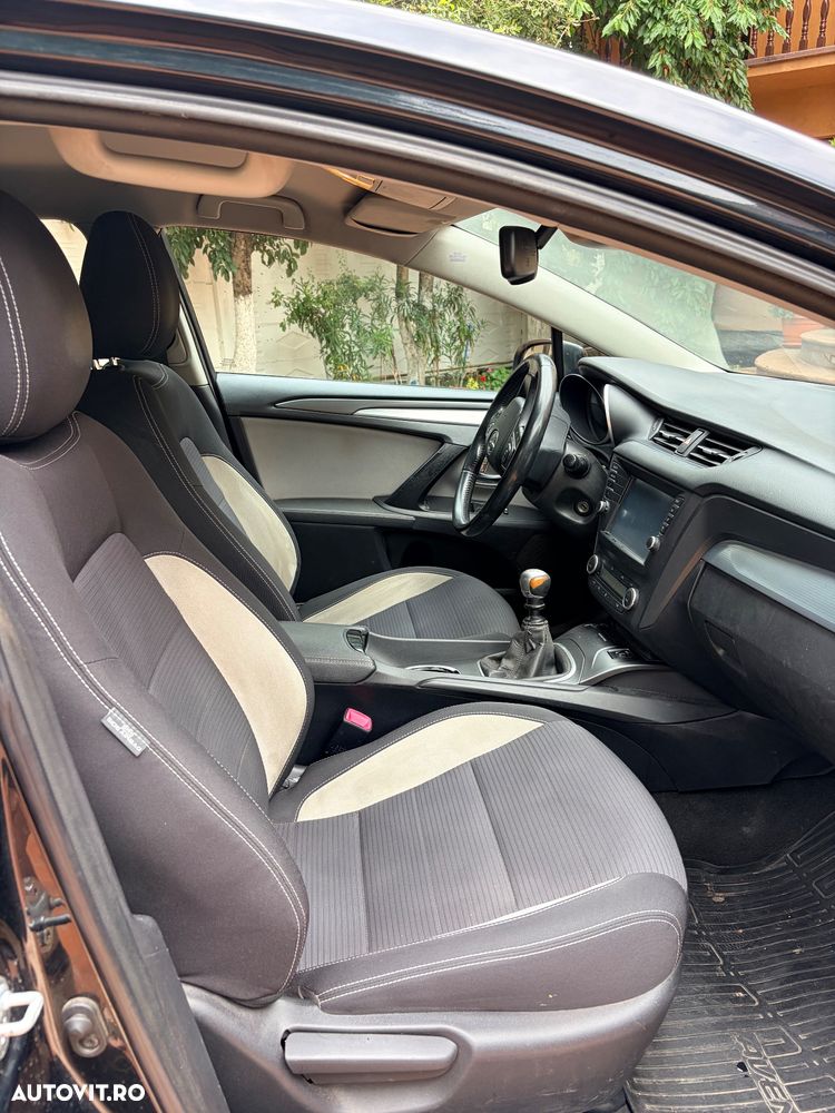 Toyota Avensis 2.0 D-4D Executive - 7