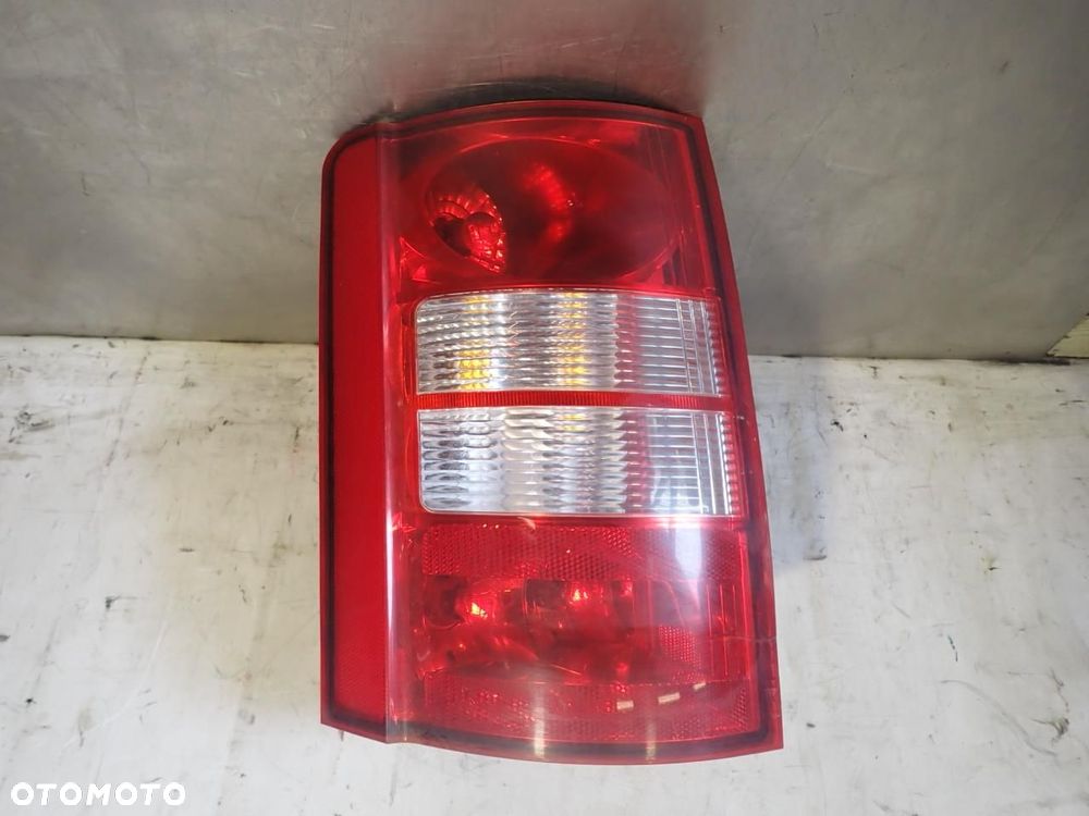 LAMPA LEWY TYLNA CHRYSLER GRAND VOYAGER V 2.8 - 1