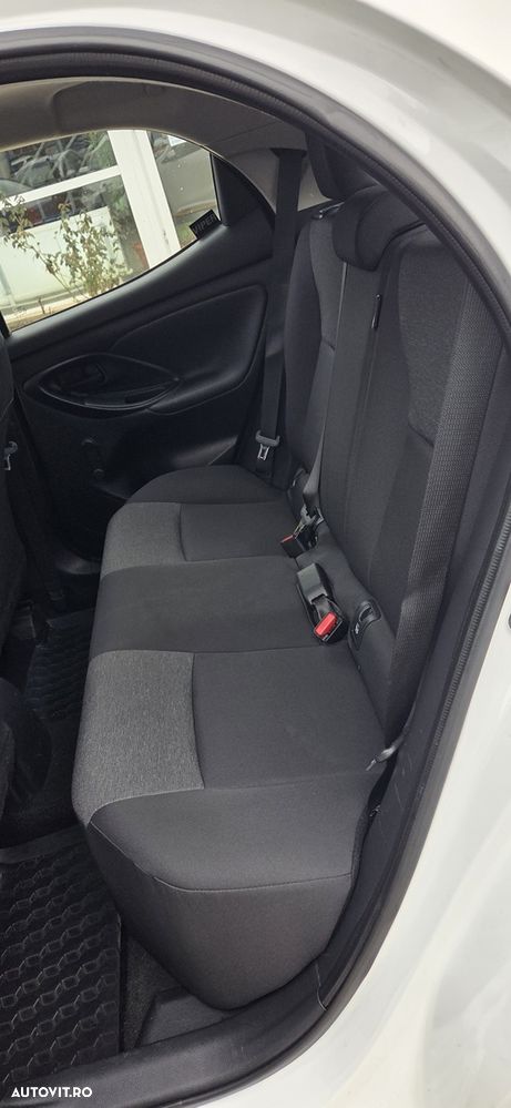 Toyota Yaris 1.0 L Eco - 12