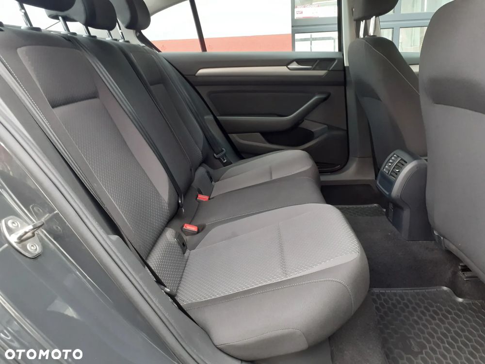 Volkswagen Passat - 25