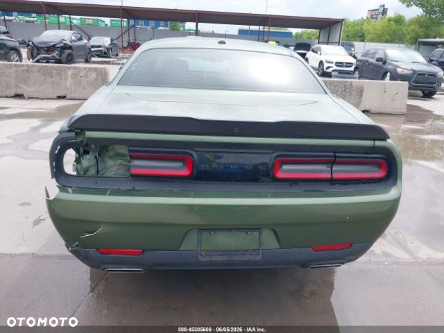 Dodge Challenger - 12