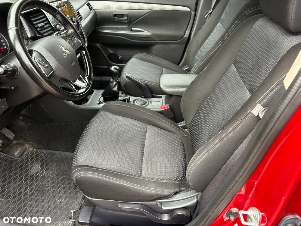 Mitsubishi Outlander 2.0 Invite + 2WD - 12
