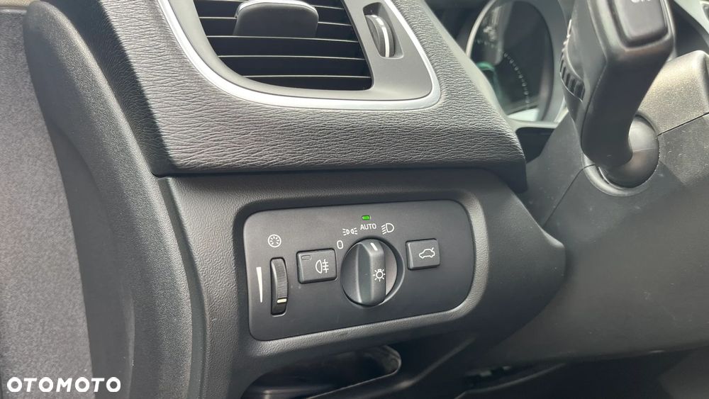 Volvo V40 D3 Momentum - 25