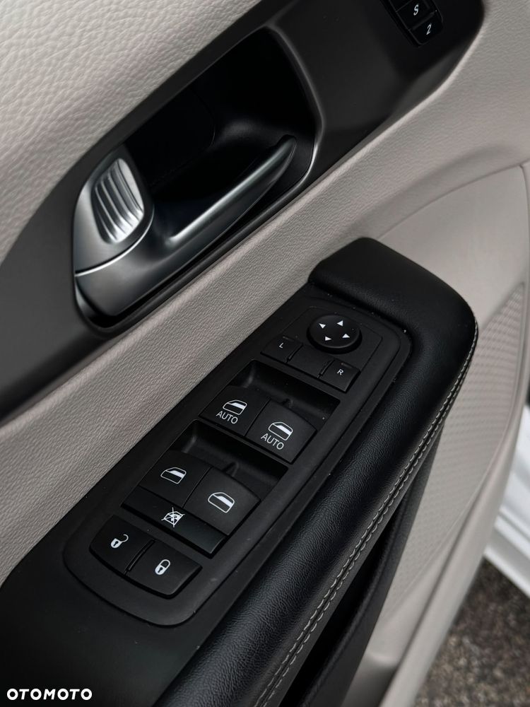 Chrysler Pacifica - 17