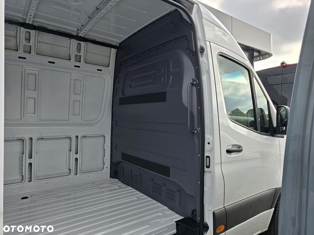 Mercedes-Benz Sprinter - 24