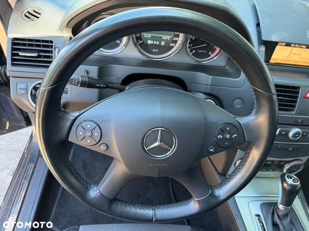 Mercedes-Benz Klasa C 250 CGI Automatik BlueEFFICIENCY Avantgarde - 22