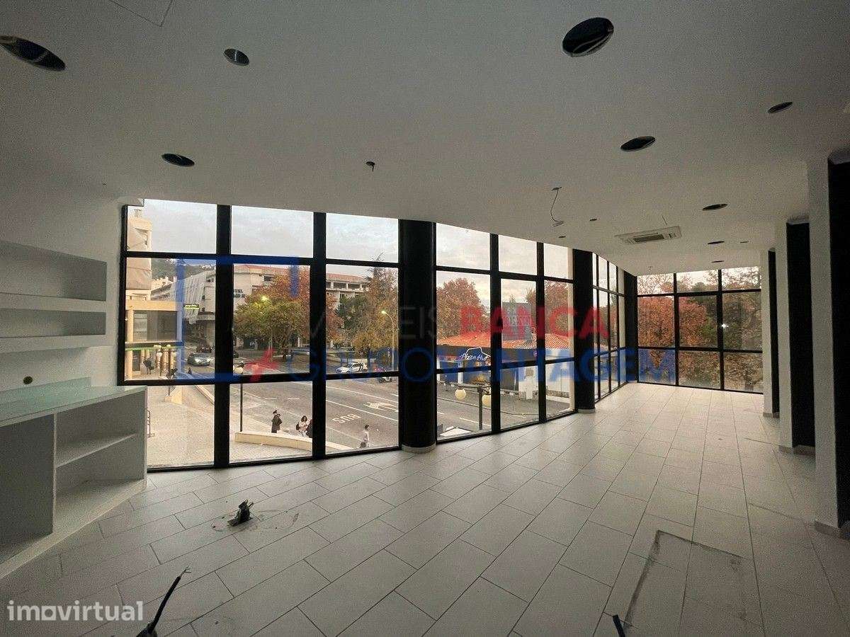 Loja com 98m², localizada no Centro Comercial Fontedeira, em Portal...