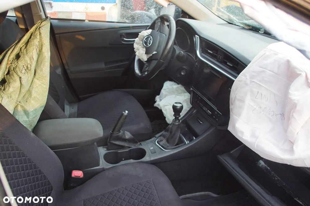 Auto na części - Toyota Auris II 1.6 Valvematic 132 KM 1ZR-FAE MTM 4V8 2015R Silnik Skrzynia Drzwi Szyba Klapa Lampa Lusterko Deska Kokpit Sterownik Moduł Czujnik Licznik Wyświetlacz Kierownica - 13