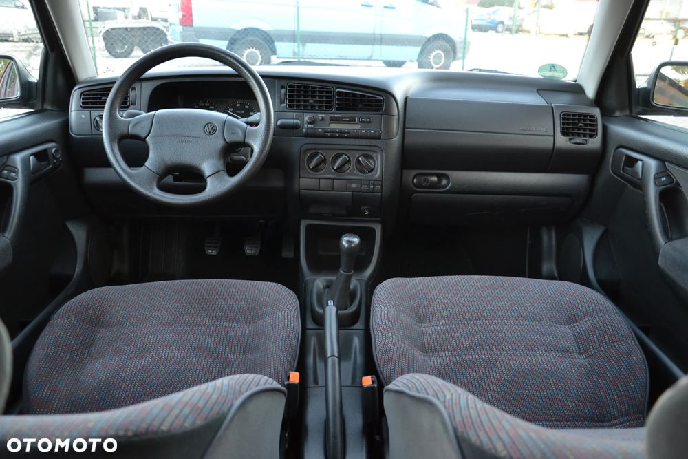 Volkswagen Golf 1.6 GL - 21